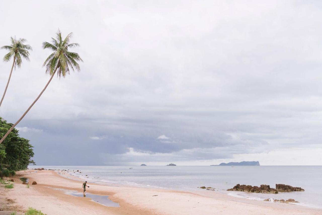 Ban Saithong Beach Resort Bang Saphan Noi Exteriör bild