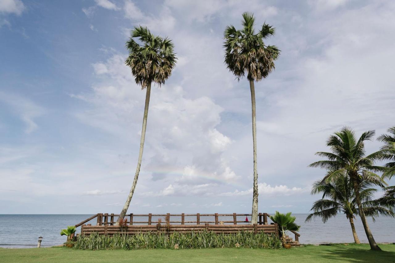 Ban Saithong Beach Resort Bang Saphan Noi Exteriör bild