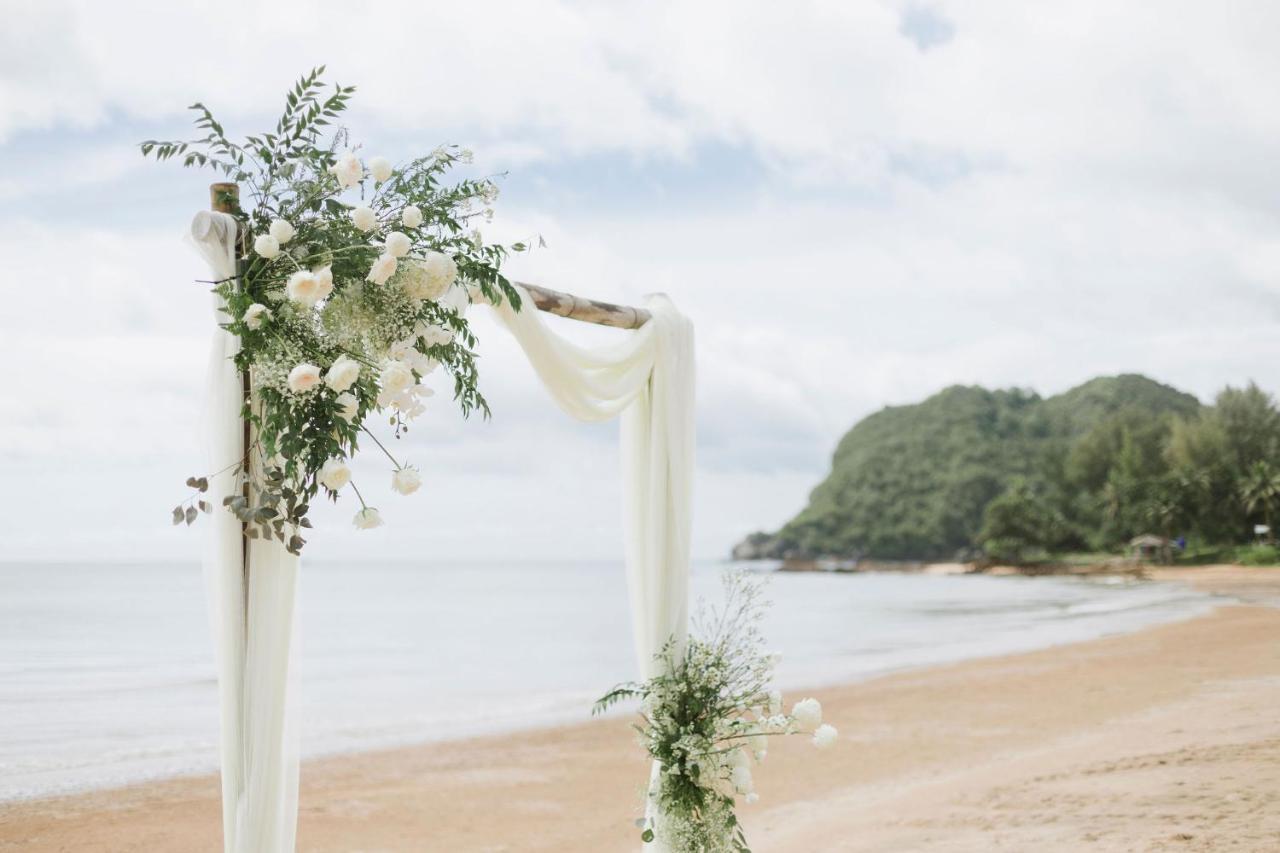 Ban Saithong Beach Resort Bang Saphan Noi Exteriör bild